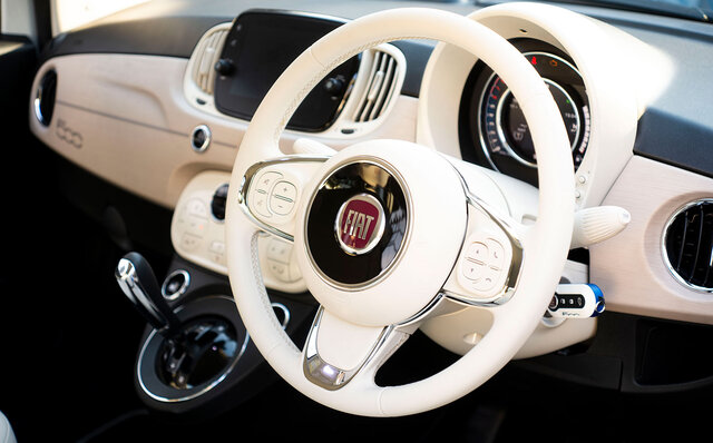 スタイリスト長澤実香とマガジニスト北原徹が語る、現代に蘇った“甘い生活” FIAT 500チンクエチェント ドルチェヴィータの魅力|FIAT スタイリスト長澤実香とマガジニスト北原徹が語る、現代に蘇った“甘い生活” FIAT 500チンクエチェント ドルチェヴィータの魅力|FIAT