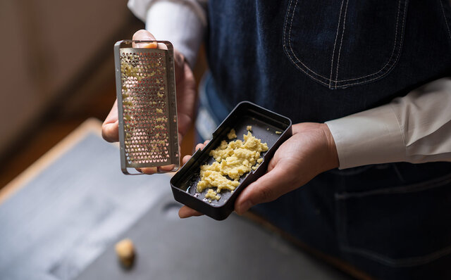 食材を“ふわっふわっ”におろすことを極めた飯田屋のオリジナル調理道具「エバーおろし」|IIDAYA 食材を“ふわっふわっ”におろすことを極めた飯田屋のオリジナル調理道具「エバーおろし」|IIDAYA