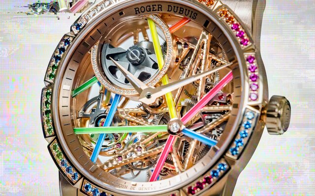 明暗でまったく異なる表情を見せるロジェ・デュブイ「エクスカリバー ブラックライト」｜ROGER DUBUIS