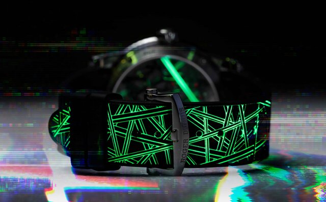 明暗でまったく異なる表情を見せるロジェ・デュブイ「エクスカリバー ブラックライト」｜ROGER DUBUIS