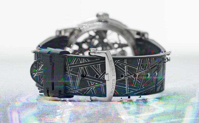 明暗でまったく異なる表情を見せるロジェ・デュブイ「エクスカリバー ブラックライト」｜ROGER DUBUIS