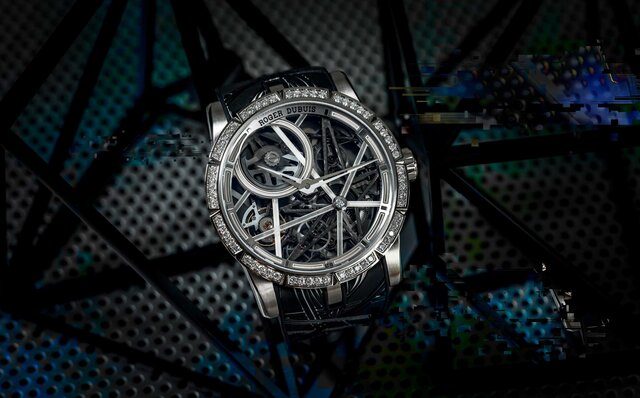 明暗でまったく異なる表情を見せるロジェ・デュブイ「エクスカリバー ブラックライト」｜ROGER DUBUIS