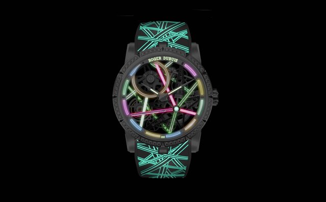 明暗でまったく異なる表情を見せるロジェ・デュブイ「エクスカリバー ブラックライト」｜ROGER DUBUIS