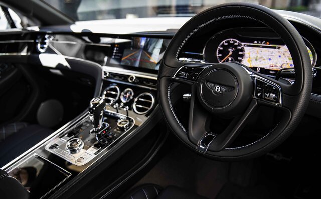 ライフアチーバーが語るベントレーの魅力──栗林研治先生×ベントレーコンチネンタルGT V8|Bentley ライフアチーバーが語るベントレーの魅力──栗林研治先生×ベントレーコンチネンタルGT V8|Bentley