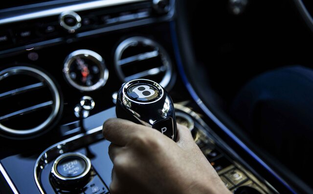 ライフアチーバーが語るベントレーの魅力──歯科医師 栗林研治先生×ベントレーコンチネンタルGT V8|Bentley ライフアチーバーが語るベントレーの魅力──歯科医師 栗林研治先生×ベントレーコンチネンタルGT V8|Bentley
