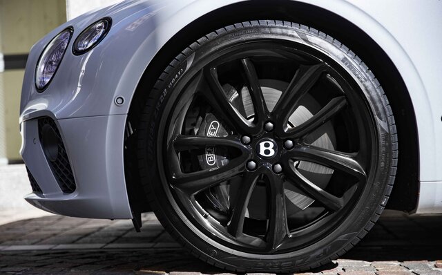 ライフアチーバーが語るベントレーの魅力──栗林研治先生×ベントレーコンチネンタルGT V8|Bentley ライフアチーバーが語るベントレーの魅力──栗林研治先生×ベントレーコンチネンタルGT V8|Bentley