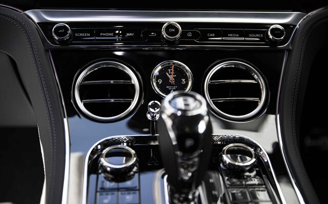 ライフアチーバーが語るベントレーの魅力──栗林研治先生×ベントレーコンチネンタルGT V8|Bentley ライフアチーバーが語るベントレーの魅力──栗林研治先生×ベントレーコンチネンタルGT V8|Bentley