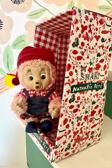 ナタリー・レテがデザインしたモンチッチ「SMAK!」第3弾発売。ひなたかほり×ナタリー・レテ インタビュー|MEDICOM TOY ナタリー・レテがデザインしたモンチッチ「SMAK!」第3弾発売。ひなたかほり×ナタリー・レテ インタビュー|MEDICOM TOY