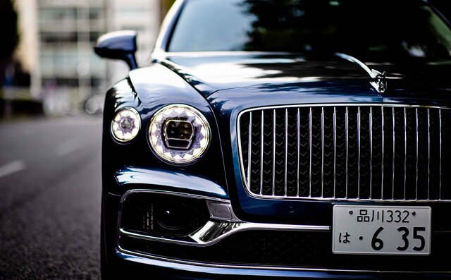 ライフアチーバーが語るベントレーの魅力──富田大介先生×ベントレー フライングスパー|Bentley ライフアチーバーが語るベントレーの魅力──富田大介先生×ベントレー フライングスパー|Bentley