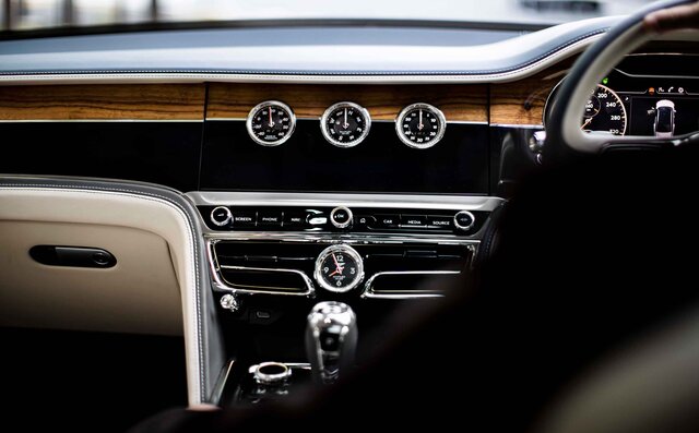 ライフアチーバーが語るベントレーの魅力──富田大介先生×ベントレー フライングスパー|Bentley ライフアチーバーが語るベントレーの魅力──富田大介先生×ベントレー フライングスパー|Bentley