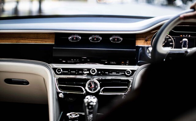 ライフアチーバーが語るベントレーの魅力──富田大介先生×ベントレー フライングスパー|Bentley ライフアチーバーが語るベントレーの魅力──富田大介先生×ベントレー フライングスパー|Bentley