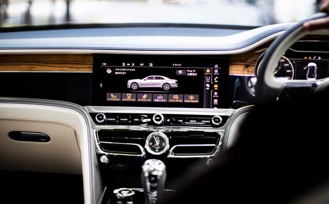 ライフアチーバーが語るベントレーの魅力──富田大介先生×ベントレー フライングスパー|Bentley ライフアチーバーが語るベントレーの魅力──富田大介先生×ベントレー フライングスパー|Bentley