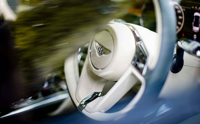 ライフアチーバーが語るベントレーの魅力──富田大介先生×ベントレー フライングスパー|Bentley ライフアチーバーが語るベントレーの魅力──富田大介先生×ベントレー フライングスパー|Bentley