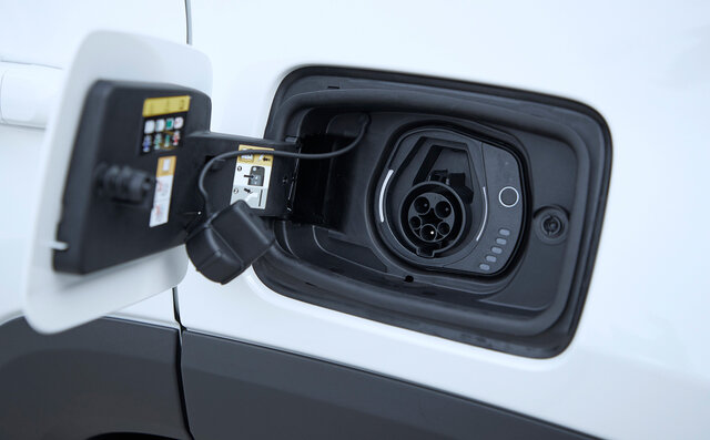 ジープ電動化の嚆矢たるレネゲード 4×e に試乗｜Jeep®