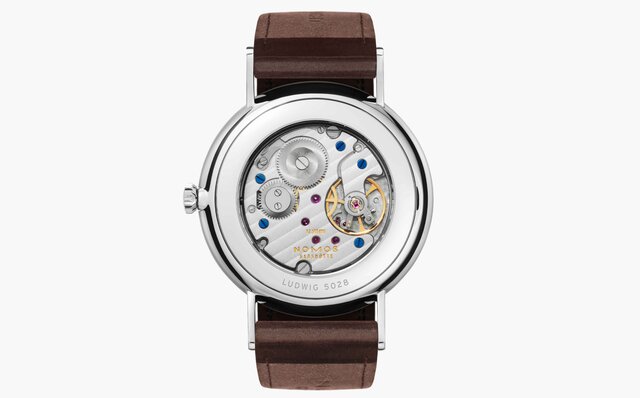 格調のある小径モデル。エナメル調の光沢が美しい新作「ラドウィッグ」｜NOMOS GLASHÜTTE