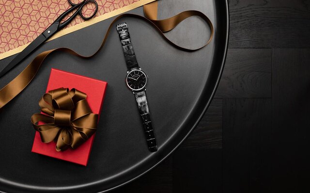 発売当日に完売。コッパーの微粒子がブラック文字盤に煌めく「サクソニア・フラッハ」｜A. LANGE & SÖHNE