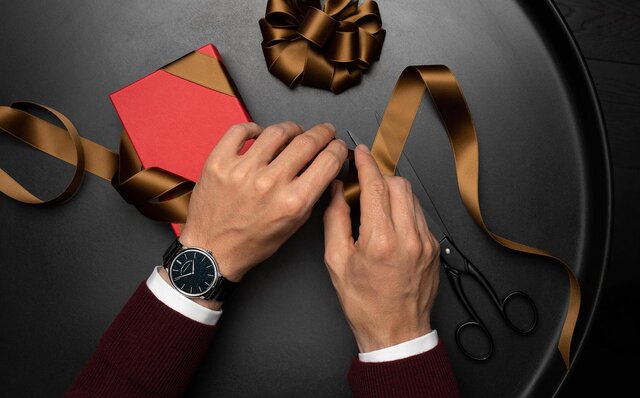 発売当日に完売。コッパーの微粒子がブラック文字盤に煌めく「サクソニア・フラッハ」｜A. LANGE & SÖHNE