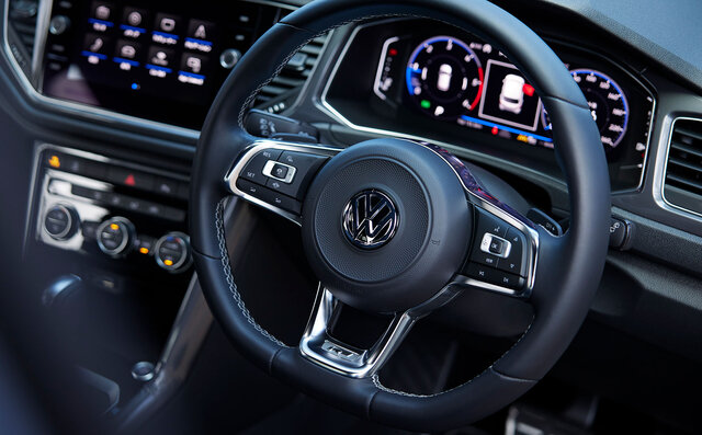 ゴルフのSUV版ともいうべきスタイルが魅力──フォルクスワーゲンT-Rocに試乗｜Volkswagen