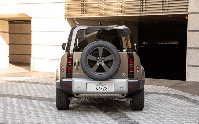 外観のイメージとはかけ離れたスポーティな感覚のドライブが楽しめる──新型ディフェンダーに試乗｜Land Rover