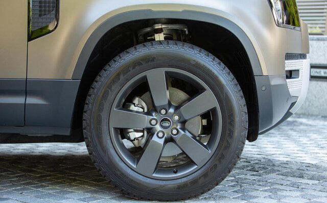 外観のイメージとはかけ離れたスポーティな感覚のドライブが楽しめる──新型ディフェンダーに試乗｜Land Rover