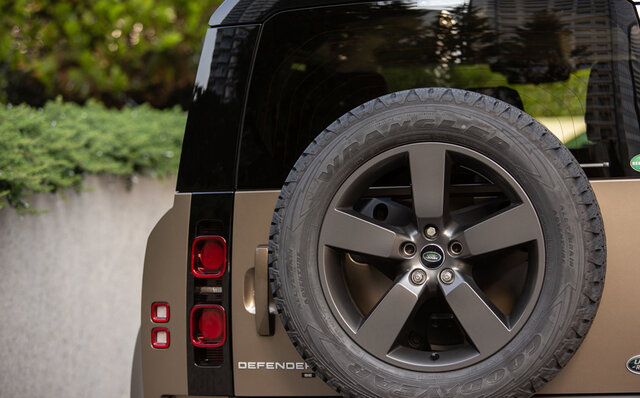 外観のイメージとはかけ離れたスポーティな感覚のドライブが楽しめる──新型ディフェンダーに試乗｜Land Rover