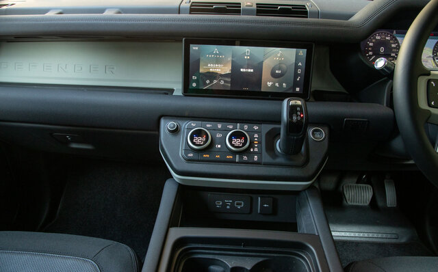 外観のイメージとはかけ離れたスポーティな感覚のドライブが楽しめる──新型ディフェンダーに試乗｜Land Rover