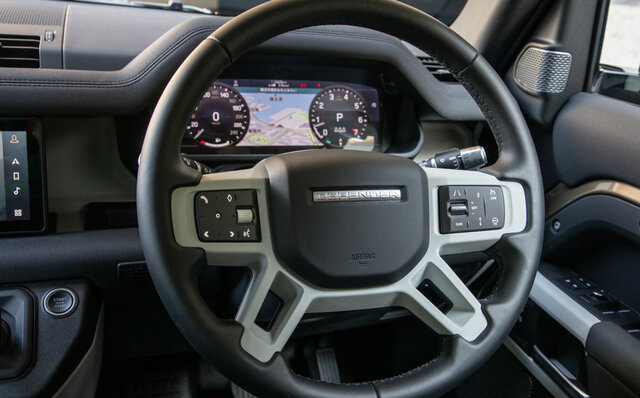 外観のイメージとはかけ離れたスポーティな感覚のドライブが楽しめる──新型ディフェンダーに試乗｜Land Rover