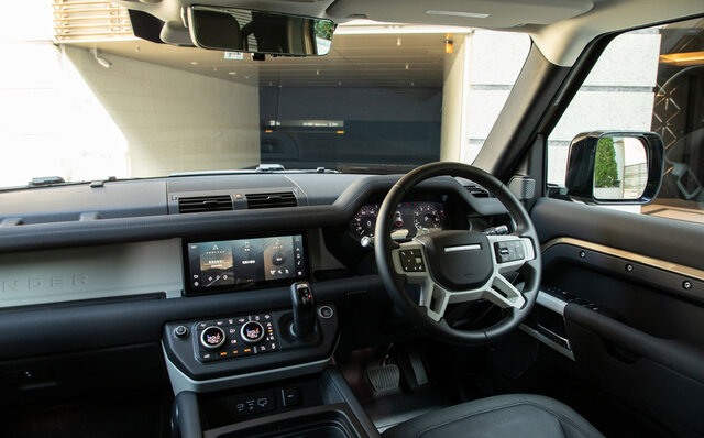 外観のイメージとはかけ離れたスポーティな感覚のドライブが楽しめる──新型ディフェンダーに試乗｜Land Rover