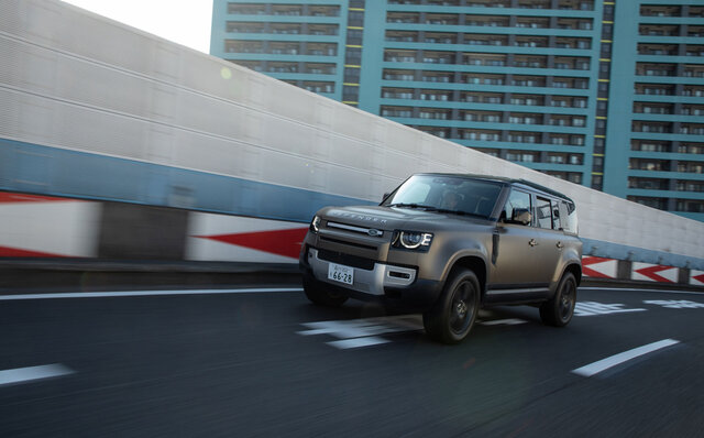 外観のイメージとはかけ離れたスポーティな感覚のドライブが楽しめる──新型ディフェンダーに試乗｜Land Rover