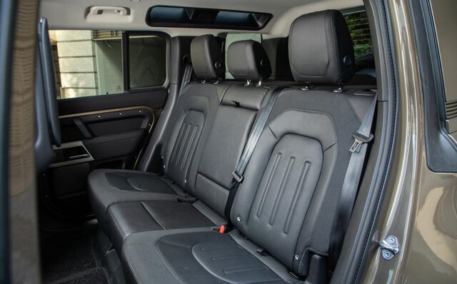 外観のイメージとはかけ離れたスポーティな感覚のドライブが楽しめる──新型ディフェンダーに試乗｜Land Rover