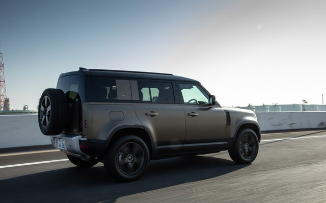 外観のイメージとはかけ離れたスポーティな感覚のドライブが楽しめる──新型ディフェンダーに試乗｜Land Rover