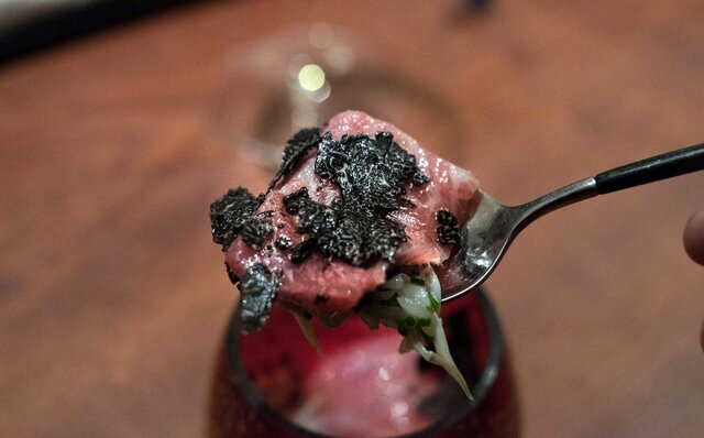 予約の取れない超人気店として、都市伝説化中の「Comptoir Feu」が、一日限りで東京・渋谷に出現｜EAT