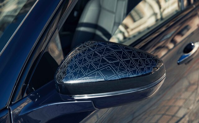 DS7にルーヴル美術館とのパートナーシップによって生まれた特別仕様車｜DS