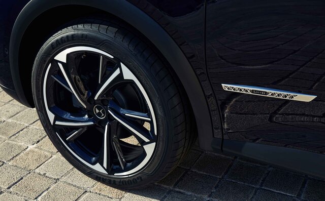DS7にルーヴル美術館とのパートナーシップによって生まれた特別仕様車｜DS