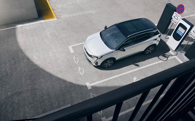 プジョー3008がフェイスリフトを実施 プラグインハイブリッドモデルも追加｜Peugeot