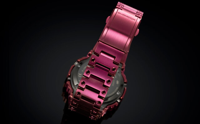 初代モデルを継承するフルメタルスクエアモデルに、新色“赤”が登場|G-SHOCK 初代モデルを継承するフルメタルスクエアモデルに、新色“赤”が登場|G-SHOCK