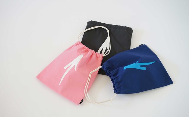 使い勝手が良い二種類のバッグに、内田洋一朗(MOGNO6)のアートワークをプリント|TEMBEA 使い勝手が良い二種類のバッグに、内田洋一朗(MOGNO6)のアートワークをプリント|TEMBEA