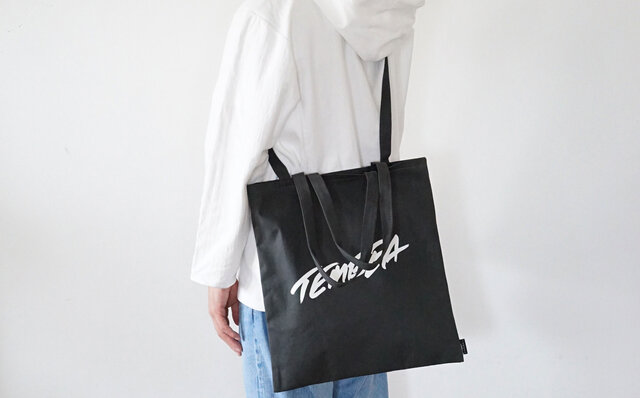 使い勝手が良い二種類のバッグに、内田洋一朗(MOGNO6)のアートワークをプリント|TEMBEA 使い勝手が良い二種類のバッグに、内田洋一朗(MOGNO6)のアートワークをプリント|TEMBEA