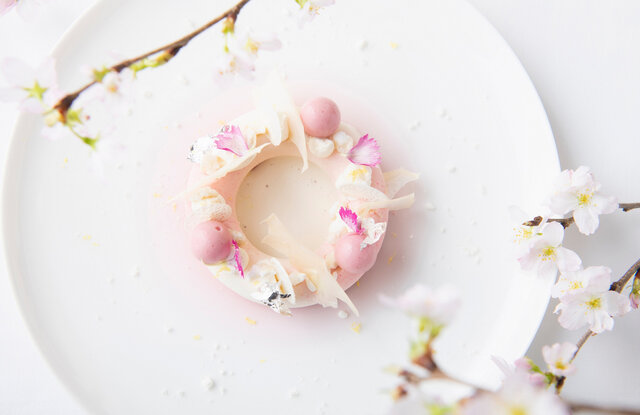 「フィリップ・ミル東京」の桜をモチーフにした期間限定特別コース｜HIRAMATSU