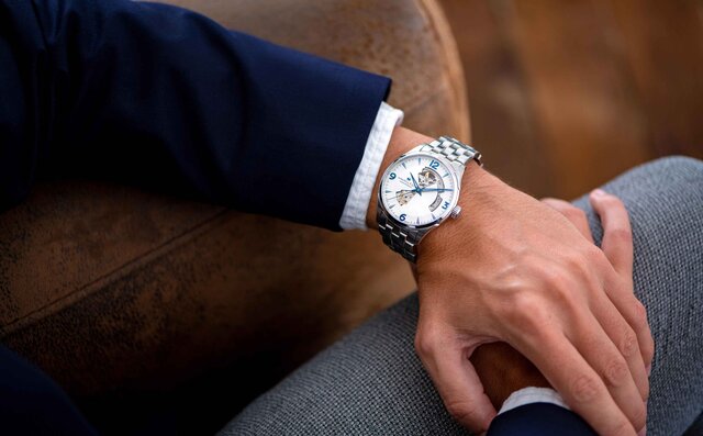 あらゆるシーンにマッチするブルーのジャズマスター オープンハート|HAMILTON あらゆるシーンにマッチするブルーのジャズマスター オープンハート|HAMILTON