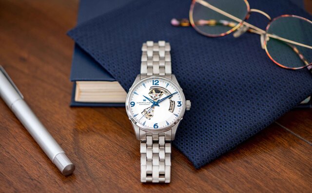 あらゆるシーンにマッチするブルーのジャズマスター オープンハート|HAMILTON あらゆるシーンにマッチするブルーのジャズマスター オープンハート|HAMILTON