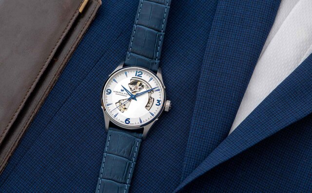 あらゆるシーンにマッチするブルーのジャズマスター オープンハート|HAMILTON あらゆるシーンにマッチするブルーのジャズマスター オープンハート|HAMILTON