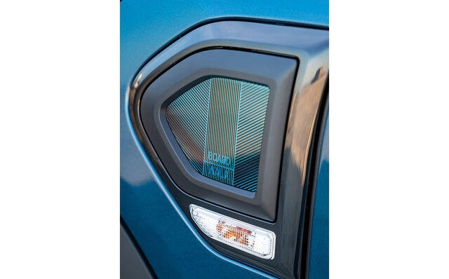 MINIクロスオーバーに初導入の特別なブルーを纏った限定モデルが登場｜MINI