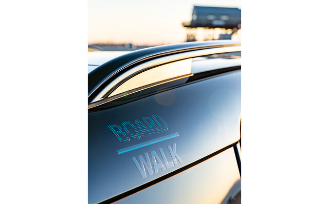 MINIクロスオーバーに初導入の特別なブルーを纏った限定モデルが登場｜MINI