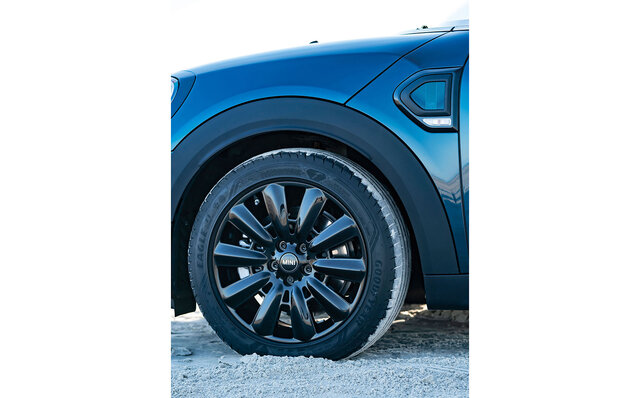 MINIクロスオーバーに初導入の特別なブルーを纏った限定モデルが登場｜MINI