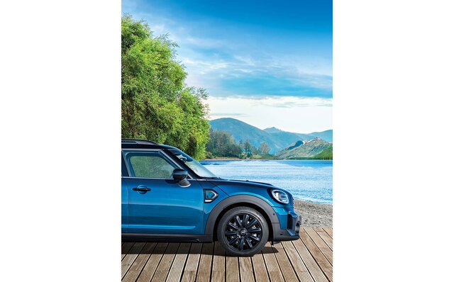 MINIクロスオーバーに初導入の特別なブルーを纏った限定モデルが登場｜MINI