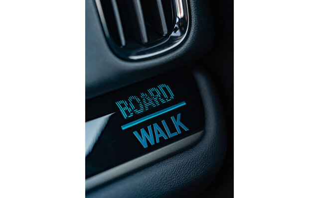 MINIクロスオーバーに初導入の特別なブルーを纏った限定モデルが登場｜MINI