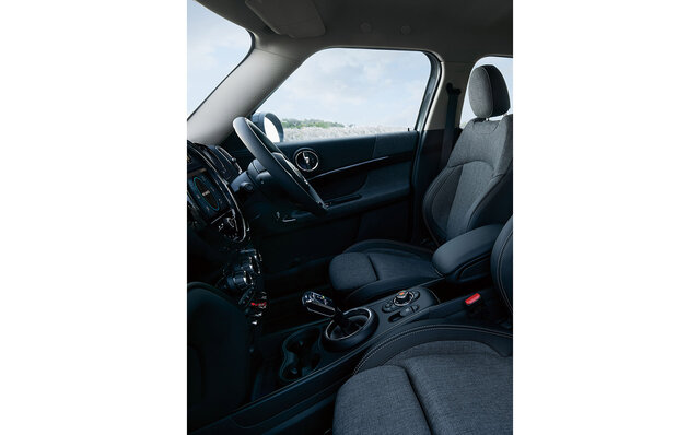 MINIクロスオーバーに初導入の特別なブルーを纏った限定モデルが登場｜MINI