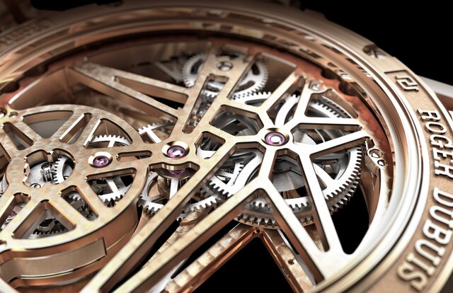 ロジェ・デュブイ×ピレリのコラボレーションによる革新的な新作「エクスカリバー」3機種をラインアップ｜ROGER DUBUIS