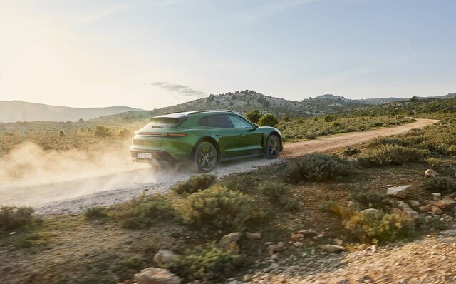 ポルシェ、電動クロスオーバーモデルの「タイカン クロスツーリスモ」を発表｜PORSCHE